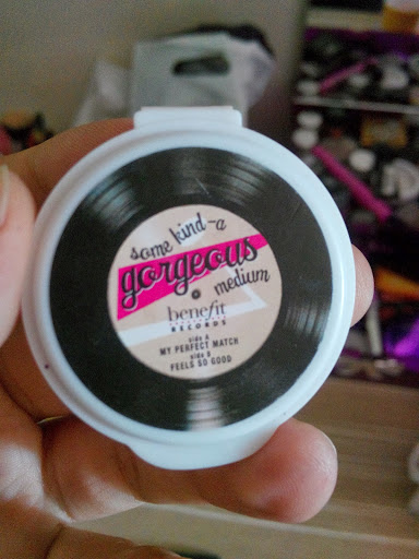 BENEFIT SOME KIND-A GORGEUS FONDOTEN Medium  Rengi