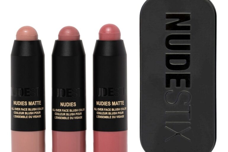 Nudestix Pink Nude Blush Kit: Pratik ve Çok Yönlü Bir Makyaj Deneyimi