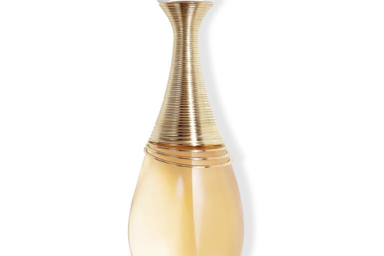 Dior J’adore Eau de Parfum Yorumum: Lüks, Zarafet ve Feminenliğin Şişelenmiş Hali